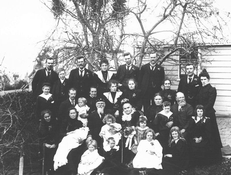 Black and white photo of the Outram family in 1900